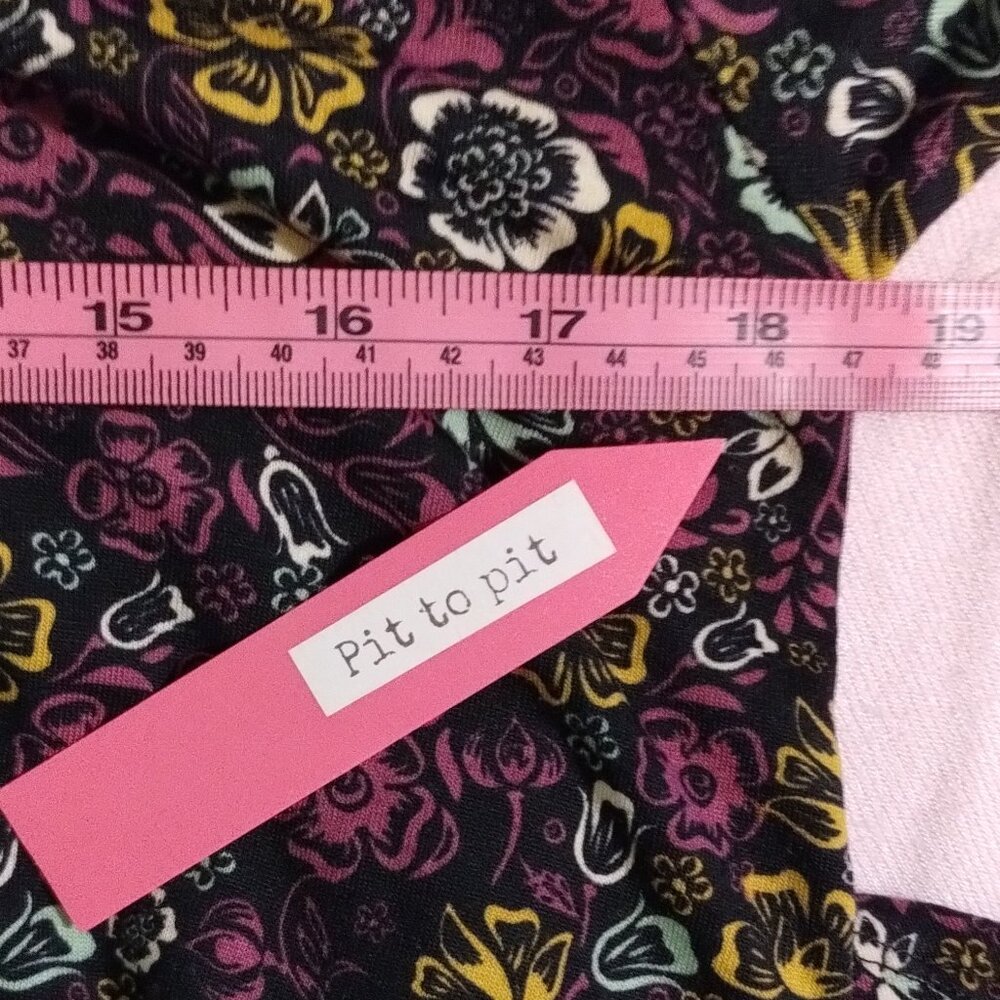 LuLaRoe (S) Patterned Classic Short Sleeve - Picture 7 of 9